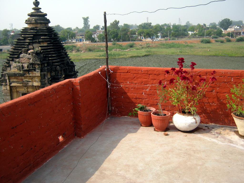 Friends In Khajuraho Apartment Exterior photo